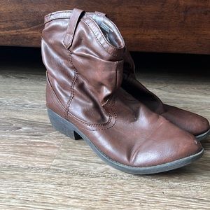 Trend Report Size 9.5 faux leather booties